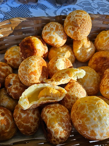 Pão de Queijo recheado de frango - Mais Amor