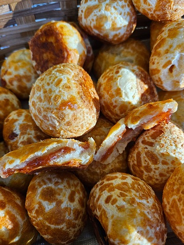 Pão de Queijo recheado de goiabada - Mais Amor
