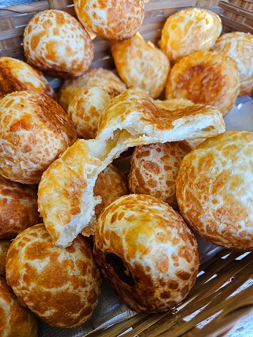 Pão de Queijo recheado de requeijão - Mais Amor